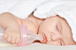 抱着奶瓶睡觉的婴儿图片素材