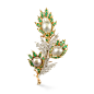 胸针 - 郁金香胸针 - Unica 系列 - Buccellati : 三颗巴洛克式珍珠在黄金和俄罗斯绿宝石做成的小巧叶片中闪烁。胸针的形状就像一朵娇嫩的郁金香，每一个细节都经过精雕细琢。如同玫瑰，郁金香是完美爱情的象征，代表着诚实、无私和永恒。