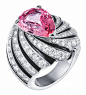 Cartier高级珠宝戒指，铂金镶饰帕德玛蓝宝石，黑色烤漆，钻石。一颗淡粉色蓝宝石，周围装饰钻石细浪纹饰