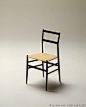 超轻椅（Superleggera）
设计者：吉奥·庞蒂（Gio Ponti，1891-1979）
时间：1955-57
超轻椅，如同其名字所暗示的那样（Superleggera在意大利语中即“超轻”之意），最大特色是轻，总重量还不到1.7公斤。生产商Cassina公司在当时的广告大战中宣称：“把它从窗口扔到大街上，不仅毫发无损，而且还能反弹回来”。工业化、轻盈感与甜蜜感在这把椅子身上得到了完美的结合。它几乎耗费了庞蒂十年的辛勤努力。其传统的造型源于分散在意大利里维拉海边各个村落中的基亚维利（Chiavar