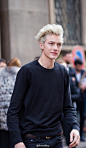 #午间男友# 上个月男装周最红的银发小鲜Lucky Blue Smith，16岁，身长1米9，做模特之余，他还和三个姐姐（有两个身高1米78，同样也是模特，同样美炸）一起组了个乐队，Lucky负责打鼓，酷成这样，还有没有人管了，谁家的男票，速来认领！