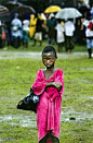 【儿童的眼神】
《洛杉矶时报》摄影师卡罗琳·科尔由于在利比里亚的出色工作获得2004年度普利策奖特写摄影奖。此为获奖作品之一。一名黑人儿童雨中无助的眼神。