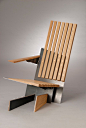 由美国设计师安德鲁·柯普的各色椅子；这个像机器人