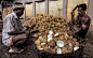印度神秘医学(12/19)_高清图集_新浪网  2014.04.03 19:45:20  喀拉拉邦，加工椰子的人。椰子油是进行所有阿育吠陀治疗的基础。
