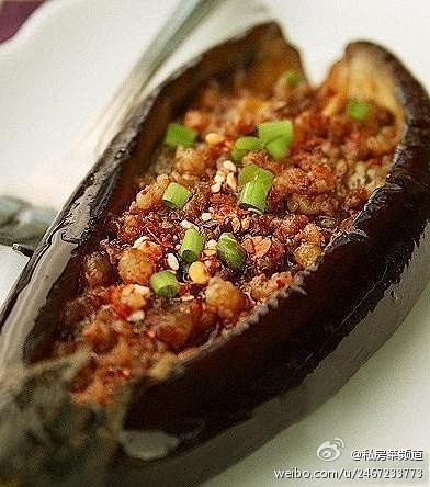 肉末烤茄子:1油锅中放入一半的葱末、蒜末...