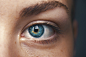 蓝眼睛的人的选择性焦点