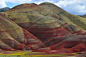 俄勒冈州，约翰迪化石床国家纪念碑，火山物质侵蚀的化石床带着红色条纹，
而颜色更暗得条纹和斑点是代表死植被的存在。