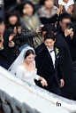 组图：双宋婚礼高清大图 新郎新娘对视含情牵手 : 10月31日，宋仲基宋慧乔举行婚礼，二人步入会场高清图公开。