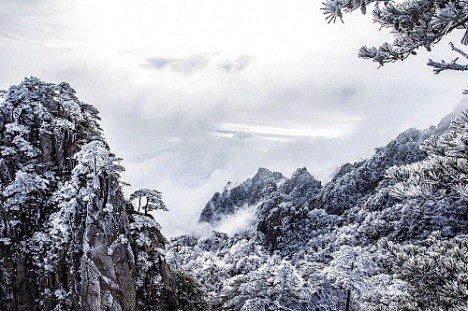 【冬日黄山】
雪霁黄山云初开，绝壁千仞显...