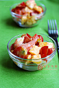 芒果虾仁沙拉 材料：芒果两个、熟虾、炼乳一匙、小番茄