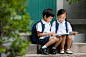 生活方式,未成年学生,书包,书,图画书_gic5478380_儿童坐在普通社区门口台阶上_创意图片_Getty Images China