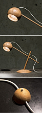 橡木台灯，挪威设计师Sverre Uhnger作品。‘Oo’ table lamp by Sverre Uhnger