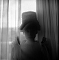 Cecil Beaton（1904-1980），英国摄影师、艺术家、画家、室内设计师，擅长时尚及肖像摄影，他曾获得奥斯卡时装及舞台设计奖，4次美国戏剧协会托尼奖，并在1970年获得国际最佳着装奖，出现在他的镜头下包括玛丽莲梦露、奥黛丽赫本等著名影星。