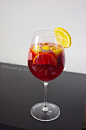 桑格里亚Sangria 
材料：红酒半瓶（375ml） 雪碧一听（330ml) 白兰地50ml 柠檬一个 水果丁适量 

制法：取一个能盛下所有液体的大碗或其它容器 放入水果丁和切成片的半个柠檬 
倒入红酒 
榨入半个柠檬的柠檬汁 
倒入雪碧和白兰地适当搅拌 
封上保鲜膜放入冰箱冷藏半个小时以上（过夜更佳) 