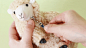 日本YOU+MORE!推出与“六甲山牧场”合作的“剃毛”小羊玩偶，玩偶自带可脱的羊毛外套，脱下后可以还原小羊剃毛后的状态（消息来源：游研社）