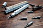 #工业设计#对于喜欢折腾的人来说，一把可以随身携带的多功能螺丝刀工具必不可缺，它可以让你随时解决身边的技术问题，但是现有的螺丝刀工具太重，体积太大，不可能随身携带。来自台湾的 mininch 团队设计了一款「Tool Pen」工具笔，设计灵感源于自动铅笔，把螺丝刀工具和笔合二为一。