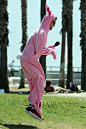 当地时间7月10日，帅气奶爸乔什·杜哈明 (Josh Duhamel) 身穿粉粉兔子装在加州的Venice Beach参加公益活动。