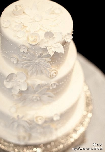 精致的白色婚礼蛋糕