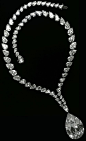 贵金属线和架构 - 高级珠宝白金手链，26.98克拉的枕形蓝宝石
