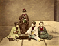日本江户时代的彩色照片，展现了武士、艺妓、商贩的日常生活。照片拍摄于1863年至1877年间，全由手工着色