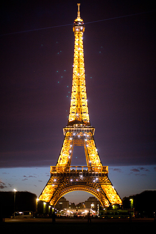 举世闻名的艾菲尔铁塔夜景。