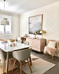 生活在华盛顿的室内设计师 Jen Farr 钟爱柔和的粉色，她将淡粉与灰白等中间色相搭配，营造出温暖放松的家居氛围。 ​​​​