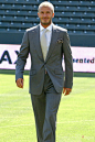 2007年7月，大卫贝克汉姆 (David Beckham)身着一套灰色西装帅气地走在球场上。