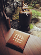 蹲踞（tsukubai）---日式庭院常见景观小品，用于茶道等正式仪式前洗手用的道具。通常为石材制作，顶部是提供水源的竹制水渠（称为：笕），竹筒流水入钵，钵口有竹瓢横架，摆放有长柄竹勺，作取水用。