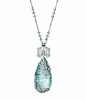 Cartier高级珠宝项链，铂金镶饰海蓝宝石，珍珠，钻石。一颗结着霜花的水滴，被一颗海蓝宝石和钻石紧紧攫住。@北坤人素材