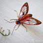 刺绣细节图，这个手艺妹子绣的昆虫好好看。
ins：laurabaverstock