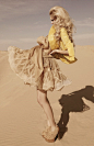 #Shady zein eldine — 演绎沙漠里女人的魅力#中东鬼才设计师#Shady Zeineldine#这次全系列裸色婚纱，以沙漠做为灵感，滚滚黄沙引起裙襬的阵阵涟漪。运用了大量的蕾丝、羽毛与翻摺，来创造漫天飞舞的飘逸感，在配上点点金沙，有如阳光静静洒落在每一吋肌肤，让女人更加闪耀动人。