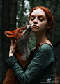 #图说天下#【自然之美：红发女孩与小狐狸的童话世界】在这组乌兹别克斯坦摄影师Alexandra Bochkareva拍摄的秋冬季作品中，有两位红发模特：美女和红狐狸Alice。Alexandra说，自己喜欢与有小雀斑的红发模特合作，而大自然绿色环境下红色毛发营造出来的对比与和谐，令作品更有冲击力。（美国Boredpanda网 ...展开全文c