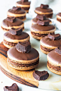 Brownie Macarons #chocolate #brownie #macarons #brownies #frenchmacarons #glutenfree #cookies #macaronideas #baking #browniemacarons
