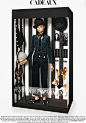 意大利时尚摄影师Giampaolo Sgura最近在巴黎为《Vogue》杂志精选了11个超级大牌，并拍摄了一组有趣的人像照片“Panoplies（礼盒）”。照片中的真人模特化身芭比娃娃，一个个被装进了橱窗盒里，看上去跟商店里售卖的娃娃礼盒无异。好玩的是，Giampaolo Sgura之前用充气娃娃拍过一组黑白时尚作品，这次算是一种反转尝试吧。