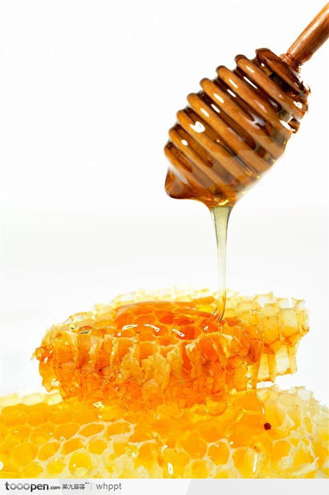 蜂蜜高清图片-木质搅拌棒上的蜂蜜滴在蜂巢...