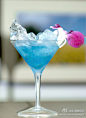 
蓝色玛格丽特~以龙舌兰、蓝色柑香酒、砂糖、细碎冰和盐一起调制而成。在杯中抹上一圈柠檬汁，均匀地蘸上盐，然后将冰块和材料倒入果汁机内，摇匀倒入杯中，立即呈现马尔代夫般湛蓝的海洋。



