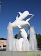 “三只嬉水的海豚”喷泉雕塑