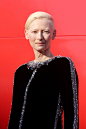 #Style# Tilda Swinton 身穿 Chanel 亮相威尼斯电影节《去年在马里昂巴德》修复版重映首映礼。余晖里站在红墙前的女王，诗意得像一幅电影海报。 ​​​​