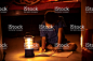 7年印度男孩在燈下學習 免版稅 stock photo