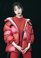 组图：IU拍写真演绎多彩冬季造型 穿羽绒服清纯依旧 : 韩国女歌手IU近日为代言品牌拍摄了一组最新冬装宣传照。