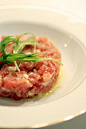 ღ北美最IN的西餐前菜ღ【鞑鞑鲔鱼 TUNA TARTARE】

    在北美，除了超级传统的餐厅，就象中国几乎每个餐厅都买水煮鱼一样，什么美式法菜馆啊，美式意菜餐厅啊，就更不要提海鲜餐厅和时尚餐厅了，几乎家家都会卖这道菜：鞑鞑鲔鱼（TUNA TARTARE）。或者是鞑鞑三文鱼，不过仍以金枪鱼居多。 这道菜的名字来源于以前配在菜旁的塔塔酱（TARTAR SAUCE），是指将生肉类或是海鲜剁细或切碎与调味料拌在一起的一道冷盘菜。早期只有法式料理中的生牛肉鞑鞑（STEAK T......