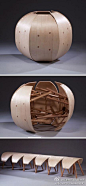 收放自如的球形板凳——这款看似像灯笼的产品实际上是板凳，设计师Lui Kawasumi的灵感来自于足球。将所有板凳收拢的时候就是一个有趣的球形组合，将板凳拆开后又是独立的个体，是一个很有趣味性的设计。