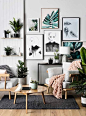 Decoração rústica escandinava, preto branco cinza e rosa, plantas, elementos em madeira e cimento, sala de estar, parede de quadros