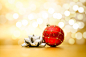 明亮,闪亮的,新年前夕,圣诞节,红色_168485077_Red bauble and silver bow_创意图片_Getty Images China