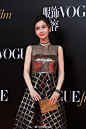 【#voguefilm#时装电影展开幕酒会】#angelababy#黑色裙装搭配酷感金属原色感性镂空设计，高贵干练。