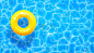 水池夏季背景用黄色水池浮环。夏季蓝色水纹理背景