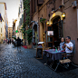 意大利罗马城市的一个小街道。两旁的咖啡店，可以让人一边聊天一边看风景。多好。