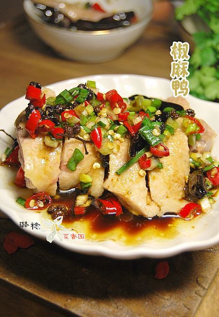 独家秘制【吮指椒麻鸭】 
原料：两只鸭腿...