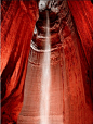[你看过很多种瀑布，看过红色瀑布吗？] 【红宝石瀑布 Ruby Falls】是美国田纳西旅游的一个重要内容之一，这个瀑布深藏于341米的地下溶洞之中，与溶洞景观紧密地结合在一起，充满了神秘感与浪漫的色彩。