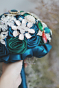 【新娘手捧花】高贵典雅的的墨蓝色、墨绿色的结合，搭配浅色配饰。